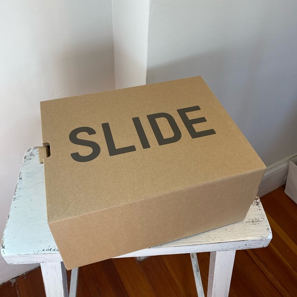 Yeezy Slides Soot - Picture 2 of 4